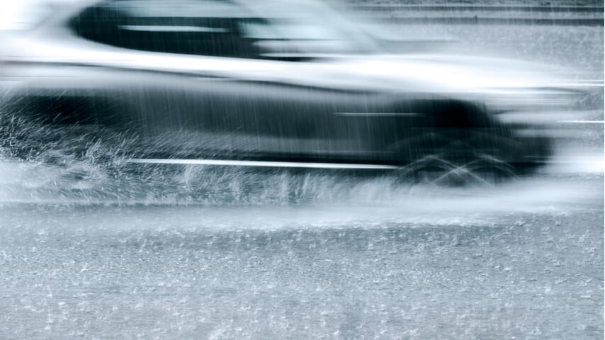 Jazda w deszczu samochodem zwiększa spalanie